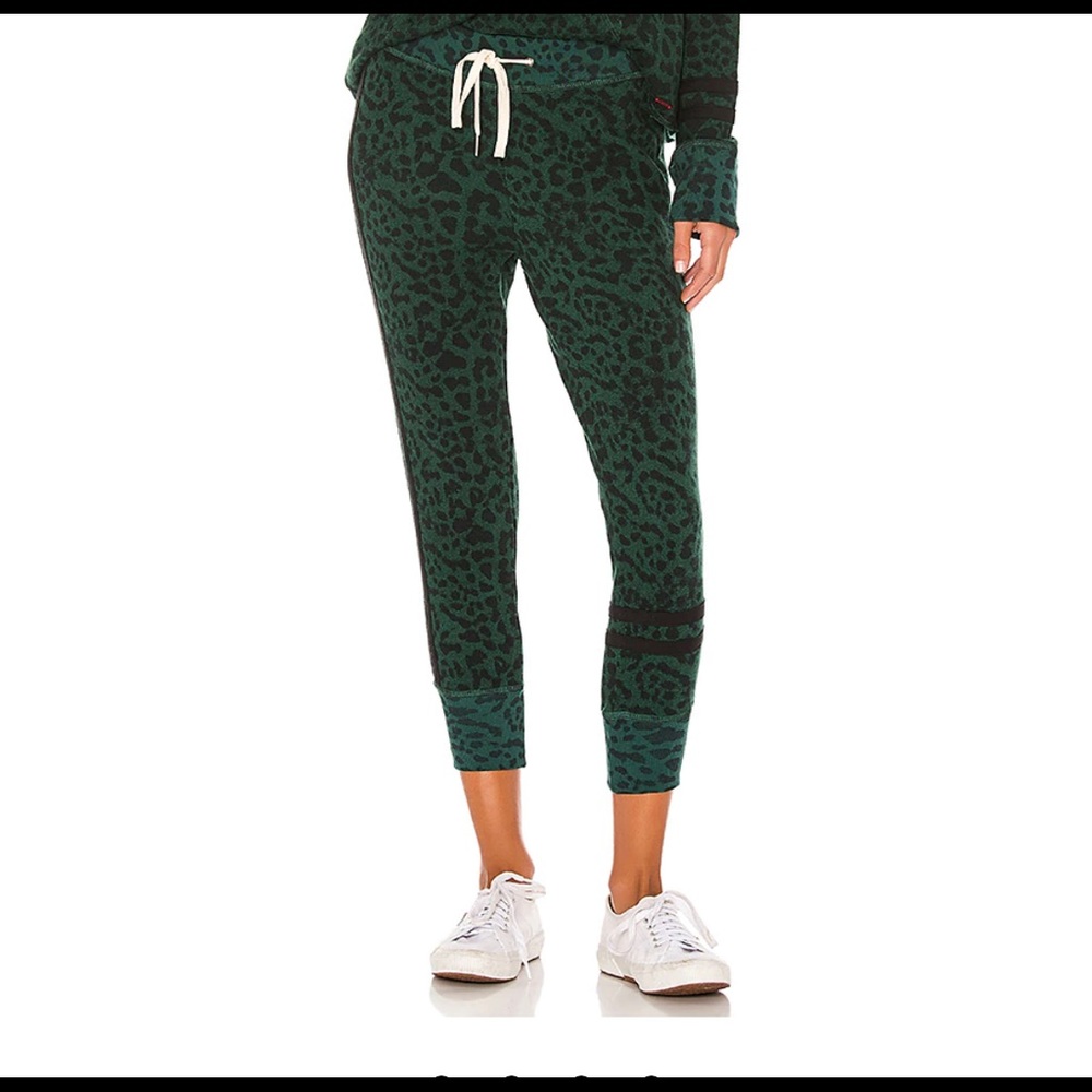n:philanthropy Jogger in Beetle Leopard